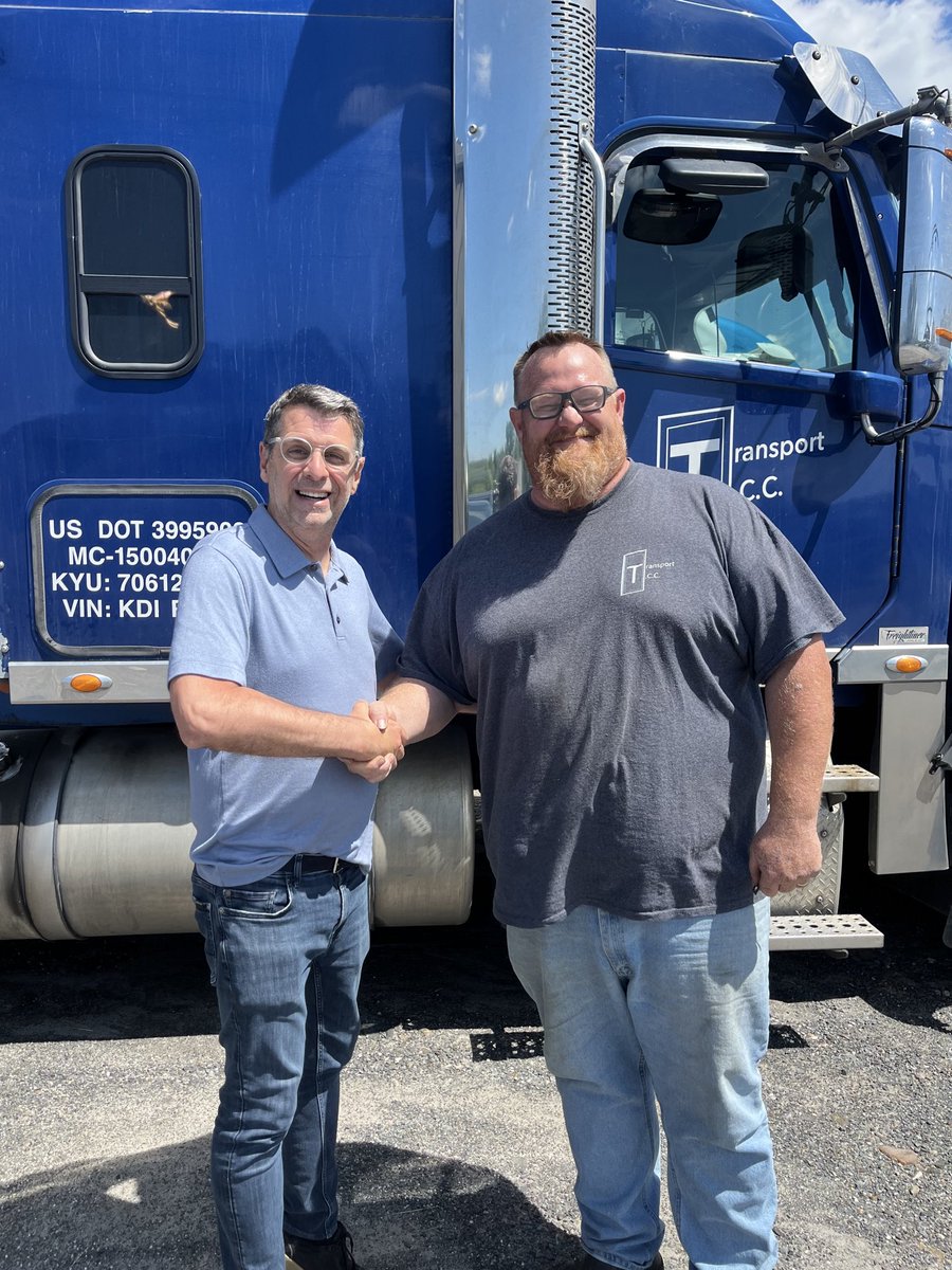 E_Duhaime's tweet image. Visite de l’entreprise de Charles Couture, Transports C.C. de Victoriaville.
Notre industrie du transport ne l’a pas toujours facile. Elle est de plus en plus confrontée à une concurrence déloyale qui ne respecte pas nos lois et obligations.
Merci encore à tous ces travailleurs…