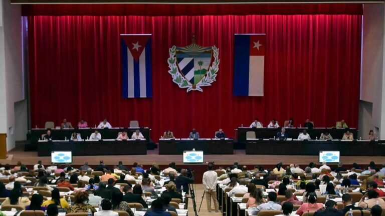 ⚠️⚠️En silencio y sin debate la Asamblea Nacional elimina el límite de edad para ser Presidente en #Cuba.

El régimen cubano reformó el artículo 127 de su propia Constitución para eliminar el requisito de tener menos de 60 años para ser electo presidente por primera vez. Lo grave