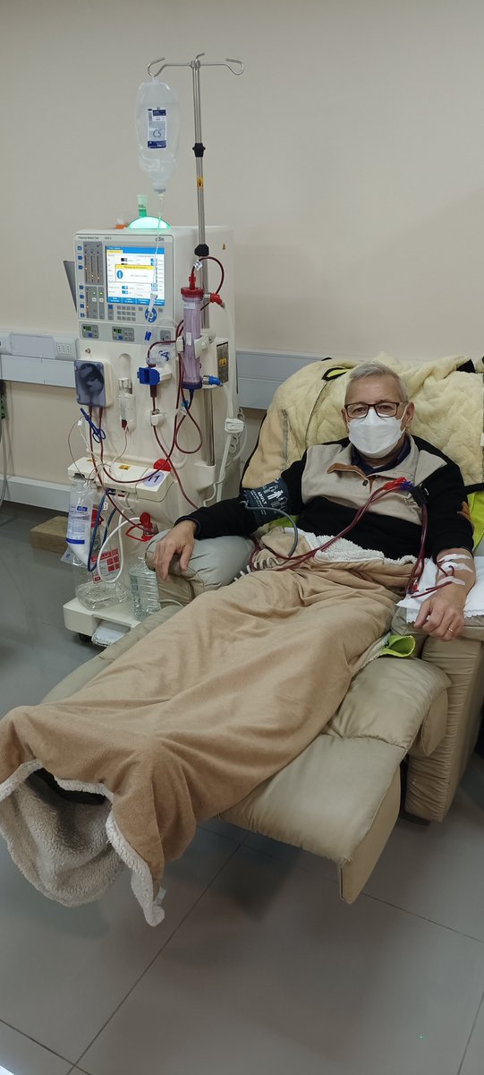 Esta foto no es cómoda.
Pero tampoco lo es vivir conectado a una máquina para seguir vivo.
La hemodiafiltración (HDF) podría darnos mejor calidad de vida, pero no está disponible para todos.
El trasplante es esperanza, pero llegar a él es una carrera con trabas.

¿Cuántas vidas