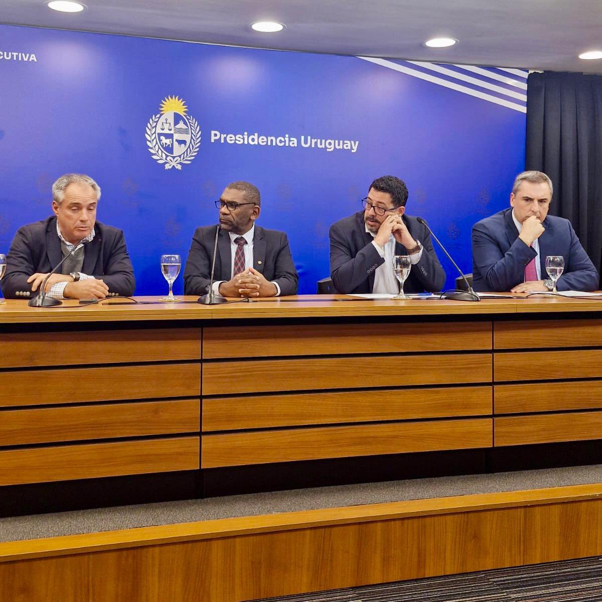 🔄 Gobierno y OSE redefinen proyecto estratégico para el abastecimiento de agua potable.

Tras finalizar el período de evaluación, el Gobierno y OSE acordaron con el Consorcio Aguas de Montevideo dejar sin efecto la obra prevista en Arazatí.