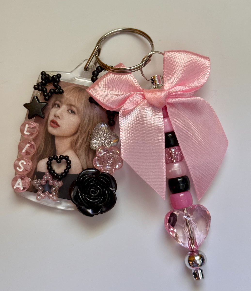 S0LSHlNE's tweet image. sorry I haven’t been posting much this week— been working away at keychains and bracelets to giveaway at the Blackpink concert hehe 💖
