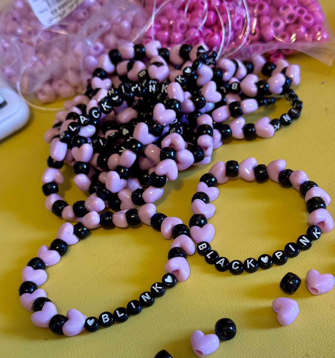 S0LSHlNE's tweet image. sorry I haven’t been posting much this week— been working away at keychains and bracelets to giveaway at the Blackpink concert hehe 💖