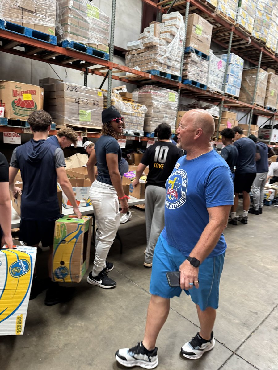 FootballSlhs's tweet image. South Lake Football giving back.
Today, the team stepped off the field and into service-packaging food to help bless families in our community. Grateful for the opportunity to serve and make an impact beyond the game.