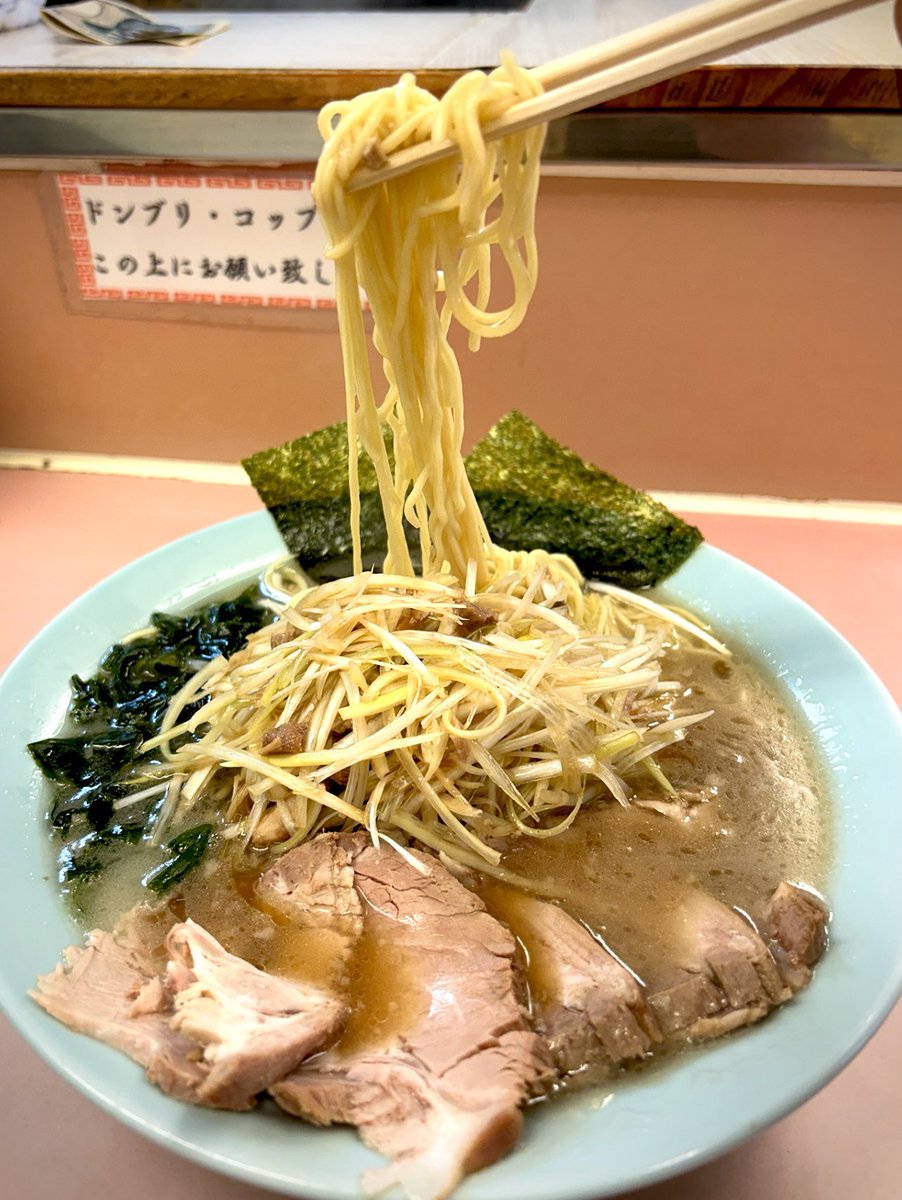 KOTAPAPA921's tweet image. 朝6時の開店前から行列の出来る
羽村市『ラーメンショップ 椿 新奥多摩街道店』
定番の朝ラー【ネギチャーシュー麺+ネギ増し】色んな街で食べ歩いたラーショの中でも スープと麺と具材との 三位一体のバランスのとれた味わいはトップクラスだと思っちょります⭐️ 今日もシビれるほど 美味しかったのだ♡