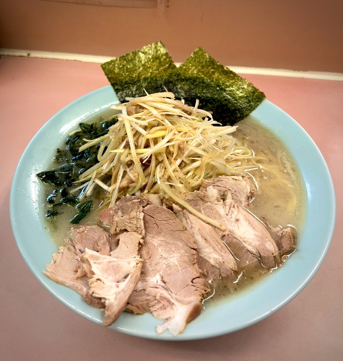 KOTAPAPA921's tweet image. 朝6時の開店前から行列の出来る
羽村市『ラーメンショップ 椿 新奥多摩街道店』
定番の朝ラー【ネギチャーシュー麺+ネギ増し】色んな街で食べ歩いたラーショの中でも スープと麺と具材との 三位一体のバランスのとれた味わいはトップクラスだと思っちょります⭐️ 今日もシビれるほど 美味しかったのだ♡