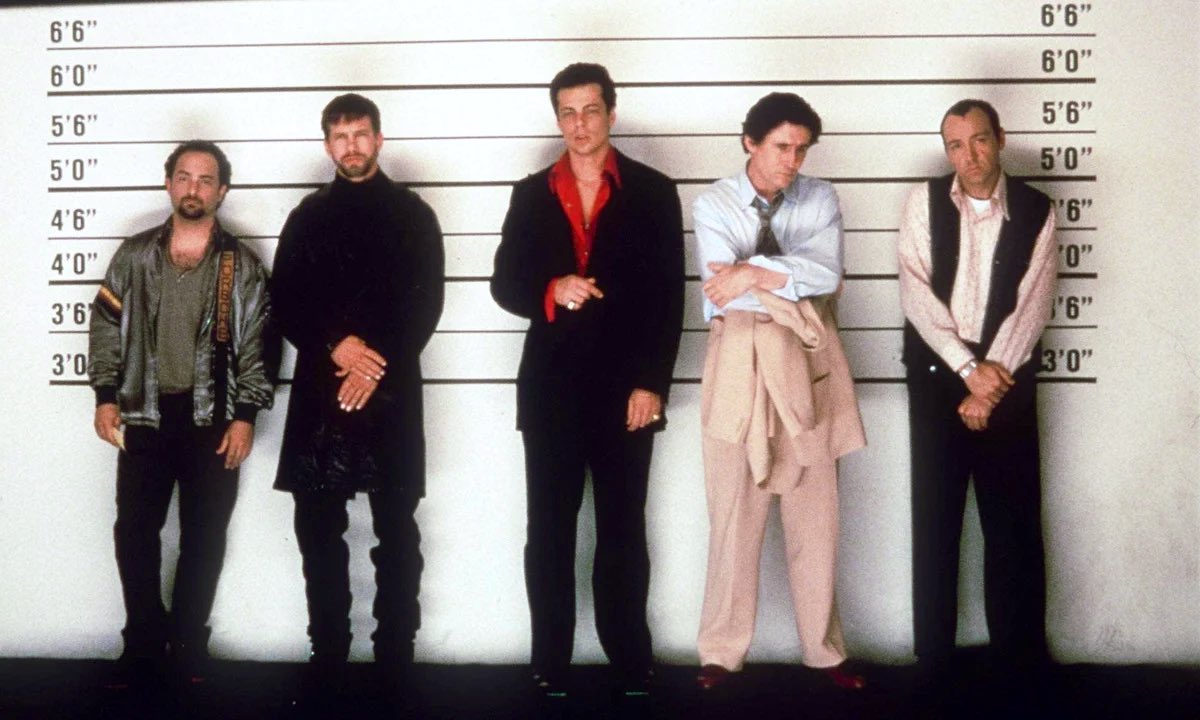 CineverseOff's tweet image. 🎂THE USUAL SUSPECTS de Bryan Singer fête ses 30 ans aujourd’hui !
Thriller culte à narration non linéaire par le biais de flash-backs, le film suit l’interrogatoire de Verbal Kint et dévoile peu à peu le mythe de Keyser Söze. 2 Oscars, dont celui du meilleur scénario.