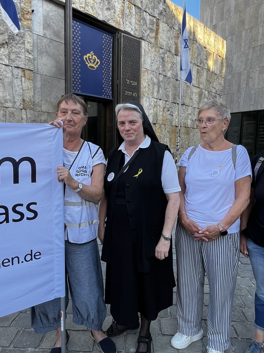 SDemmelhuber's tweet image. „An der Seite unserer jüdischen Geschwister stehen ist das Mindeste, was wir bei einem solchen Hass und einer solchen Hetze auf den Straßen machen können“, so Schwester Gisela von den Armen Schulschwestern. Auch sie hatte die Münchner Synagoge symbolisch bewacht.