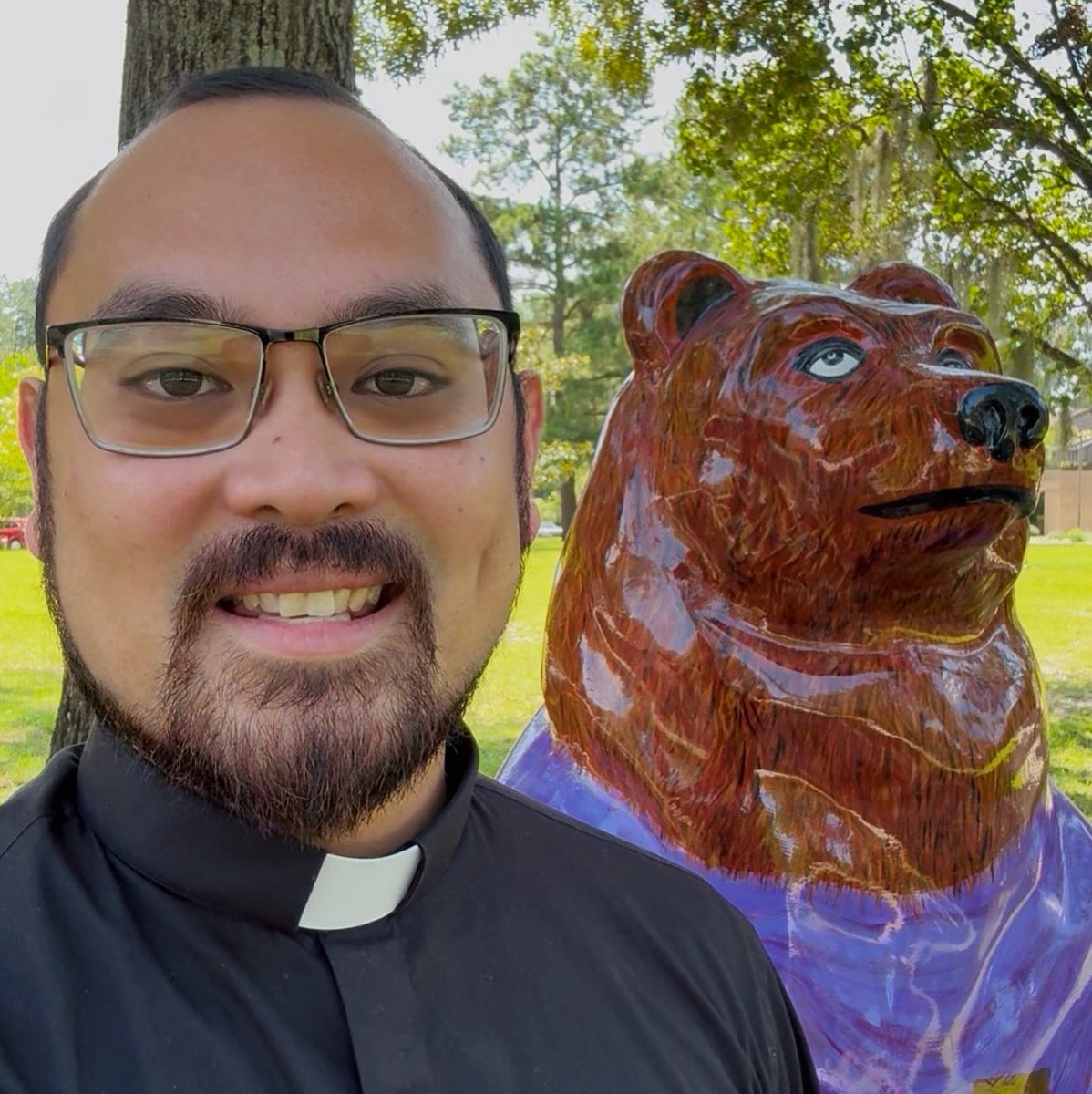 FrJohnDeGuzman's tweet image. Here’s me with my new bestie, Ursus Paulus, our local St. Paul bear here in New Bern, NC!
🐻 Did you know? 🐻
“Bern” is the Swiss word for bear — and New Bern wears that name proudly! Founded by Swiss settlers, “Bear Town” is home to dozens of decorated bears all across the…