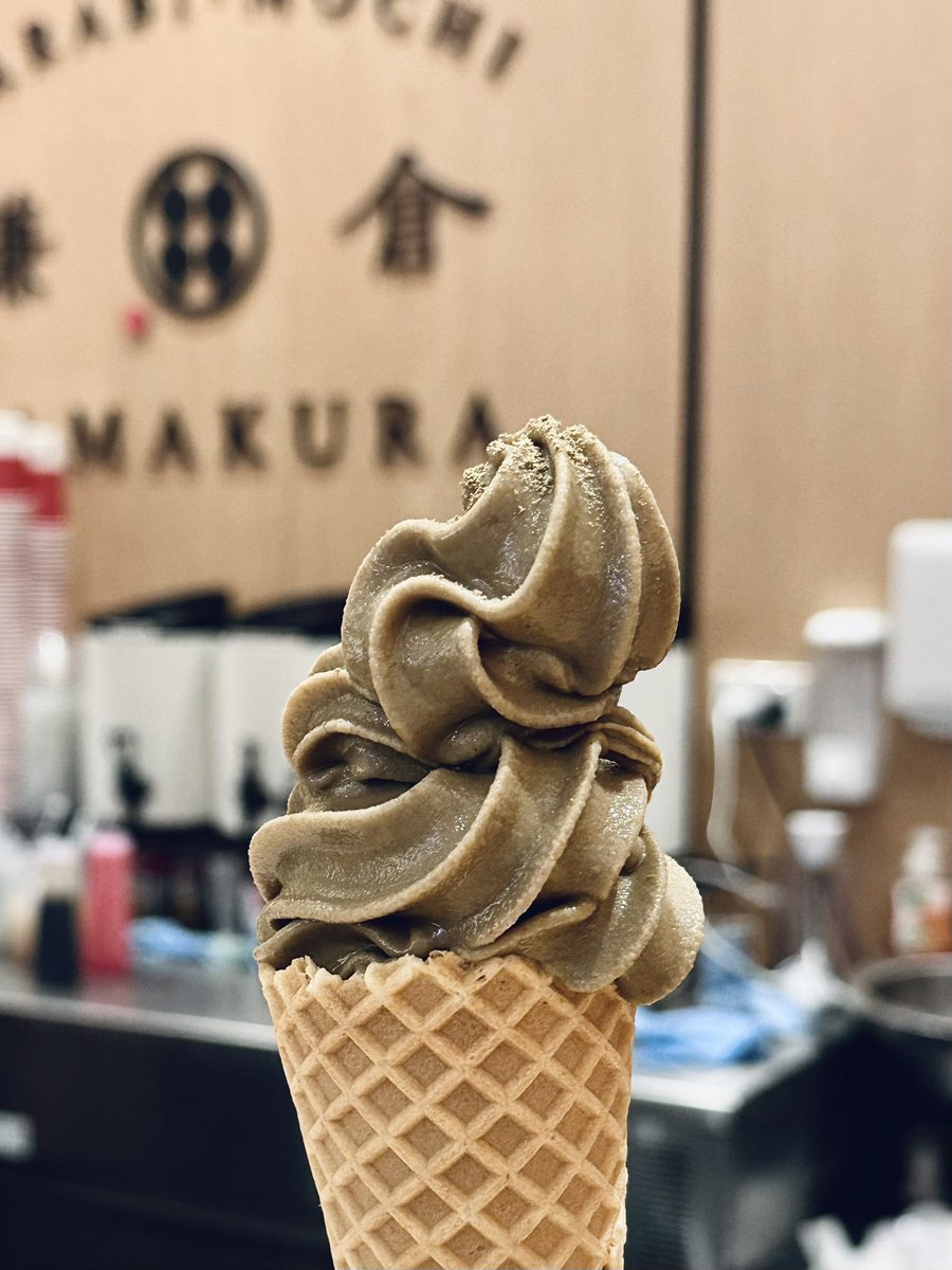 어제 친구랑 저녁 먹고 후식으로 치즈 케이크 하나 사서 반으로 나누면 딱이겠다고 좋아했는데 호지차 아이스크림이랑 빵 먹고 나니까 배도 부르고.. 집에 오니까 이미 시간도 늦어서 들고 온 그대로 냉장고에 넣었고 그냥 그렇게 집에 치즈 케이크 있는 사람이 되었다..