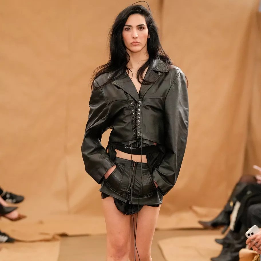 A47537's tweet image. Kari Vetesse, the CEO of @vetesseofficial and also the one we owe this iconic moment to at the #rubyexperience in L.A, just posted and say she was &quot;excited for what’s ahead together.&quot; This means that #JENNIE is going to wear more of her clothes for #DEADLINE
#BLACKPINK_DEADLINE