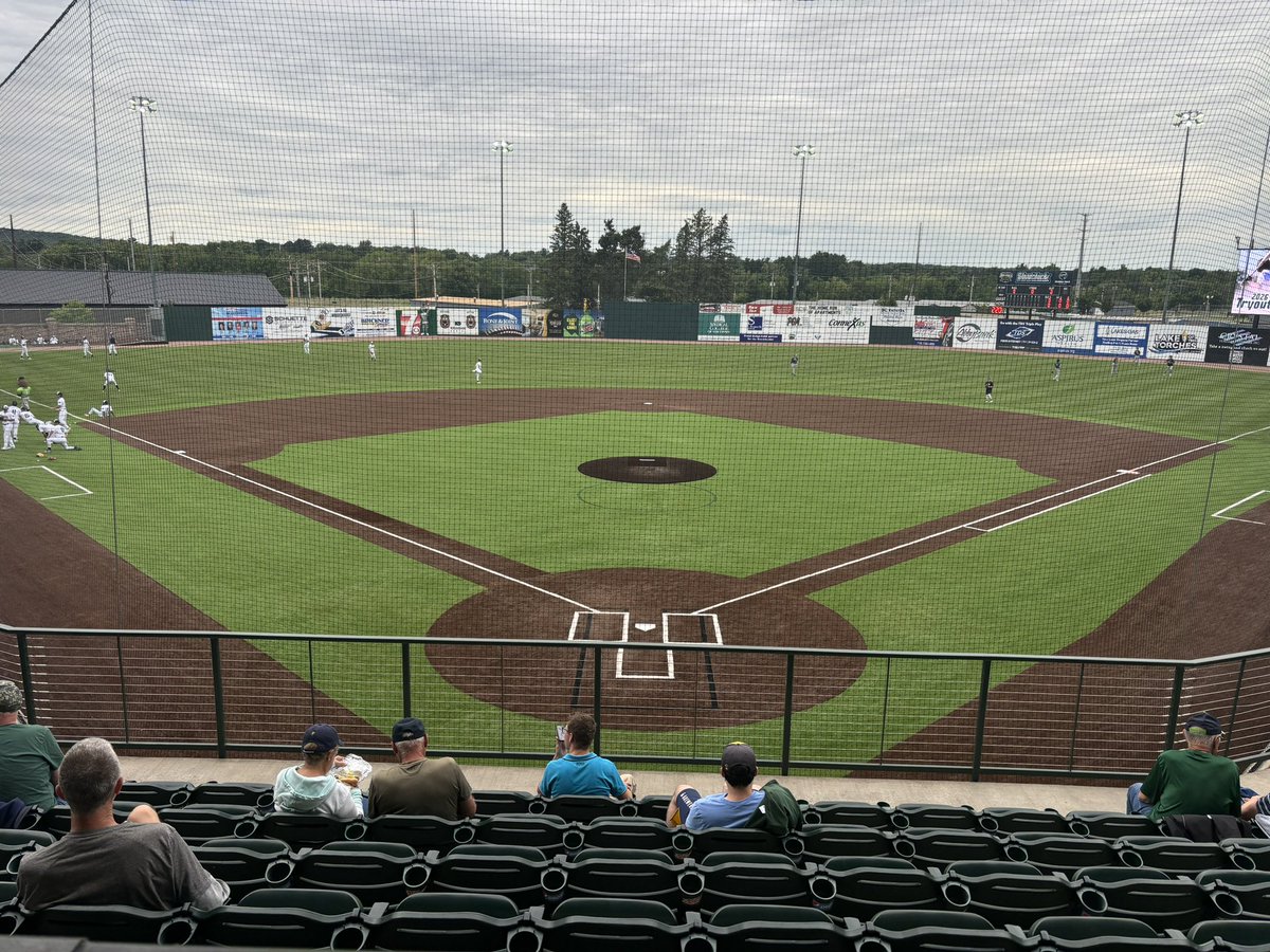 MattClarkPXP's tweet image. ⚾️Baseball is back at the Burrow!
After a four day break for the All-Star Game, the Woodchucks start an important seven-game home-stand with a meeting against Lakeshore!
Underway tonight at 6:35 on ESPN+!