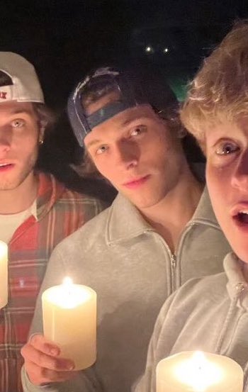 skyetellerr's tweet image. when you summoning a spirit demon or whatever but you still serving face