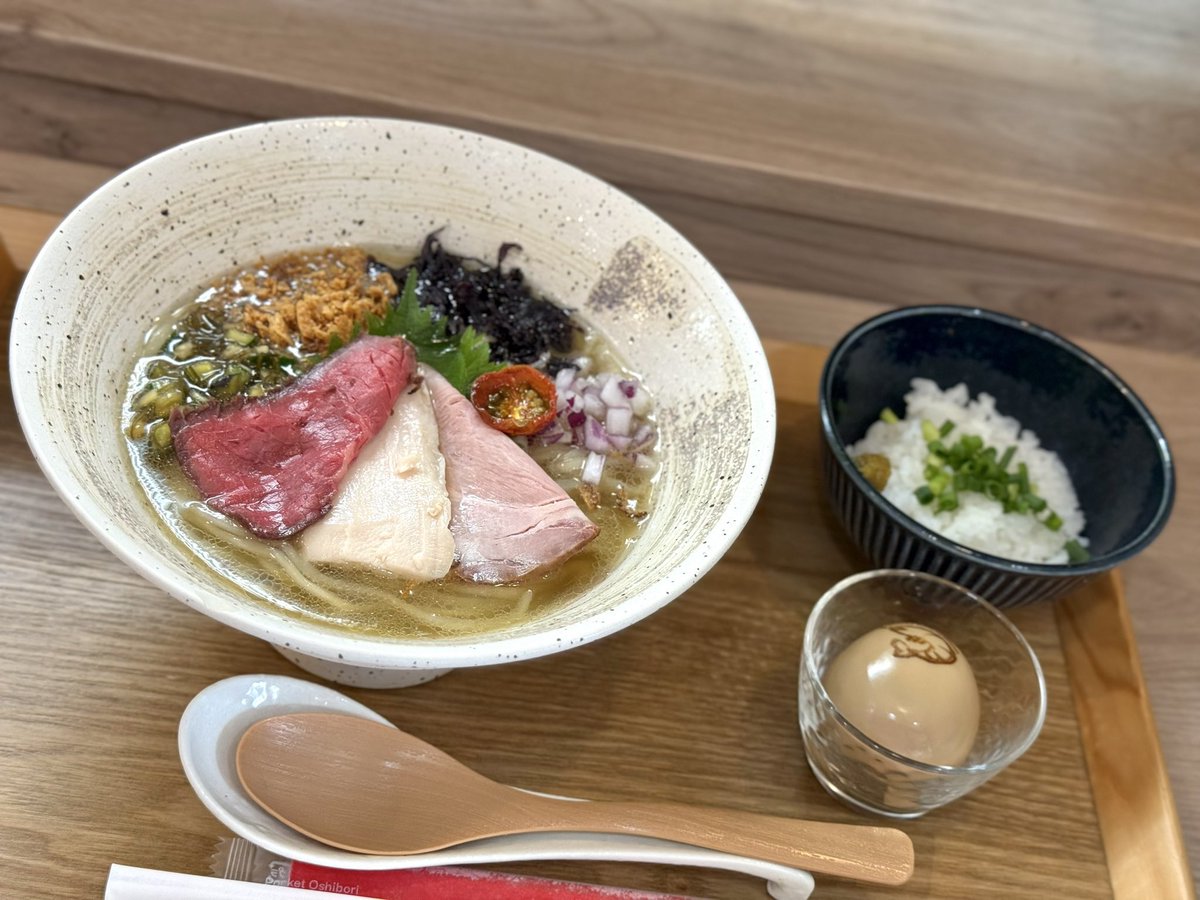 ebisoba_hiiro's tweet image. おはようございます🐟
本日も元気に営業してます!
✔ レギュラーメニュー
✔ 冷やしえびそば
✔ ニボコン🐟昼夜各15食
ニボコンの麺は盛岡冷麺をイメージして
コシ強め&ツルッと仕上げてます✨
ローソンでも当店監修のニボコンが発売中です!そちらもぜひ〜🥢
今日もお待ちしてます🍜