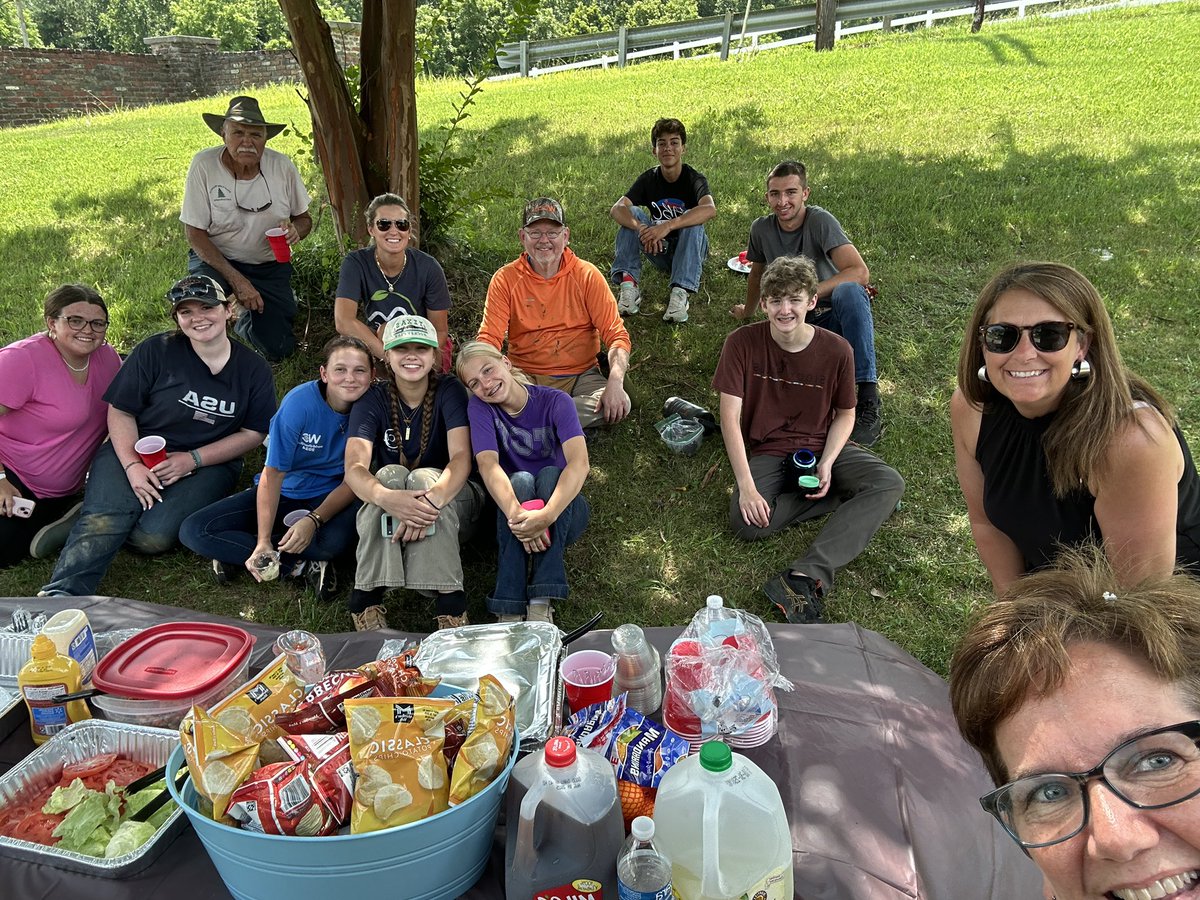 mobcknox's tweet photo. What a blessing to serve lunch this week to this team of World Changers from NC, TX, VA &amp; FL! Great kids &amp; leaders serving the Lord in our corner of the world (22 teams total in Knoxville.) Deck building is hard work but they persevered in the heat with a smile on their faces! https://t.co/0DkWWauoub