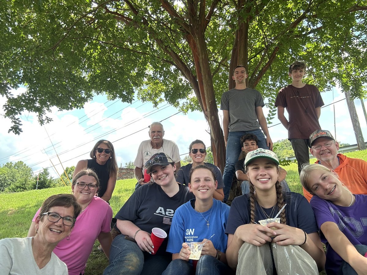 mobcknox's tweet photo. What a blessing to serve lunch this week to this team of World Changers from NC, TX, VA &amp; FL! Great kids &amp; leaders serving the Lord in our corner of the world (22 teams total in Knoxville.) Deck building is hard work but they persevered in the heat with a smile on their faces! https://t.co/0DkWWauoub
