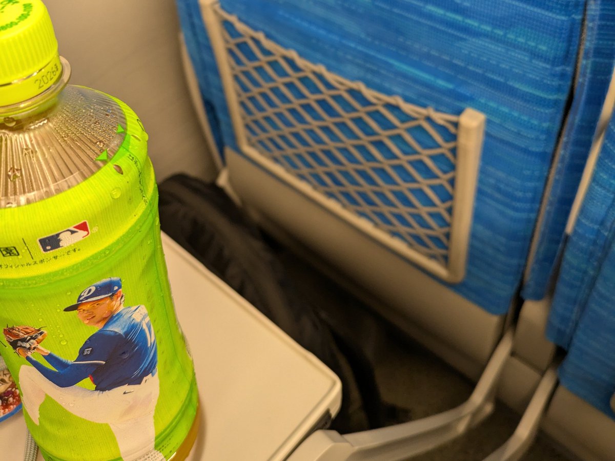 夏休み初日は #大阪万博 にGO

新幹線で大阪にむかってます。

座席とテーブルの動きが連動してないので、
席をたおしてもいいですか？
って後ろの人に聞かなくてよくなってる！！

ストレスなく、めっちゃ快適です🎵