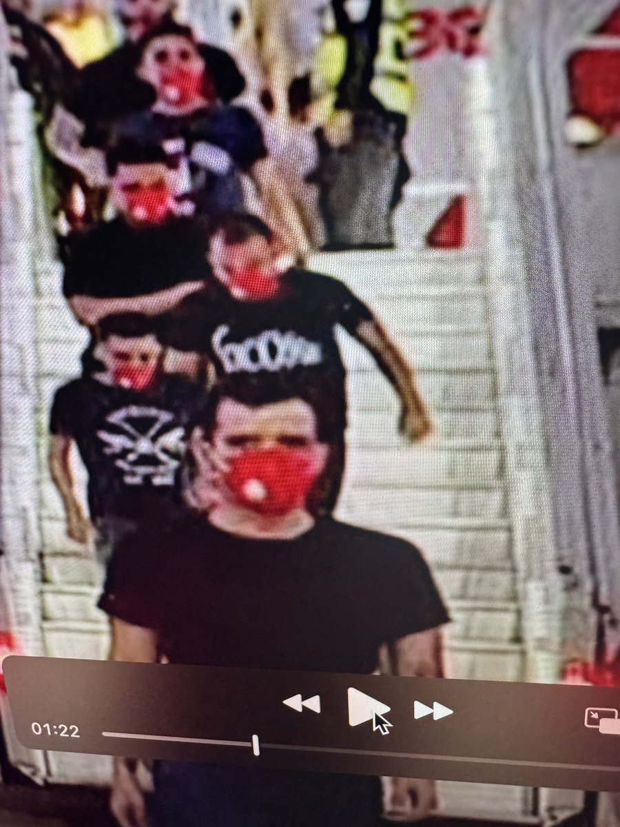 adeferr's tweet photo. @L_Toczylowski I think I recognized Andry. https://t.co/6FOylWfyAE