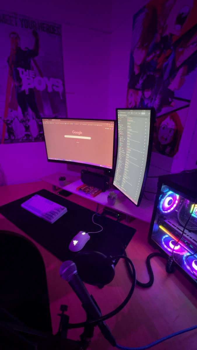 moikbuscus's tweet image. New 2nd monitor came