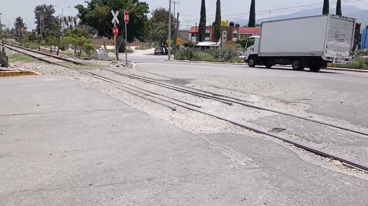 MeganoticiasTEH's tweet image. 🚧 Conductores exigen a Ferrosur 🚂 reparar cruces en Tehuacán. Vías como 19 Pte, Indep., 2-8 Pte y frente a Coca Cola están destrozadas. ¡Es urgente! 😤👷‍♂️
#Ferrosur #Tehuacán #CallesRotas #CrucesPeligrosos

Conoce más aquí: ⬇️
goo.su/ua6e9z