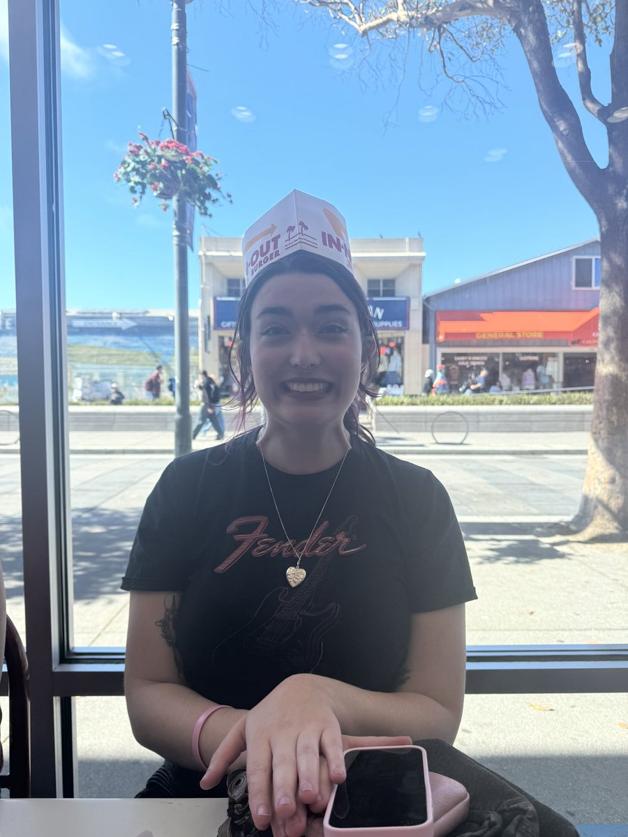cqurtknee's tweet image. OOMFCHELLA!! Cam tries in-n-out for the first time this is so fascinating @haterofshortmen