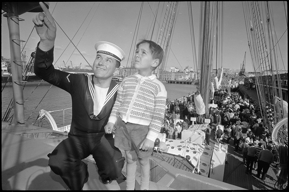 🇨🇱🇳🇿| Marino del B.E Esmeralda junto a niño neozelandés, Auckland (1966).