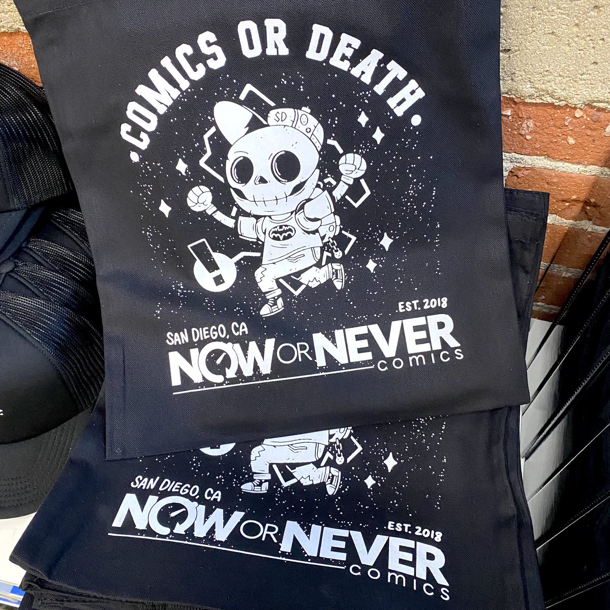 NowOrNeverComic's tweet image. COMICS OR DEATH 📚💀
Check out our rad new merch, all courtesy of the ridiculously cool @uppermindink.
Totes, hats, and folios are all in stock now!