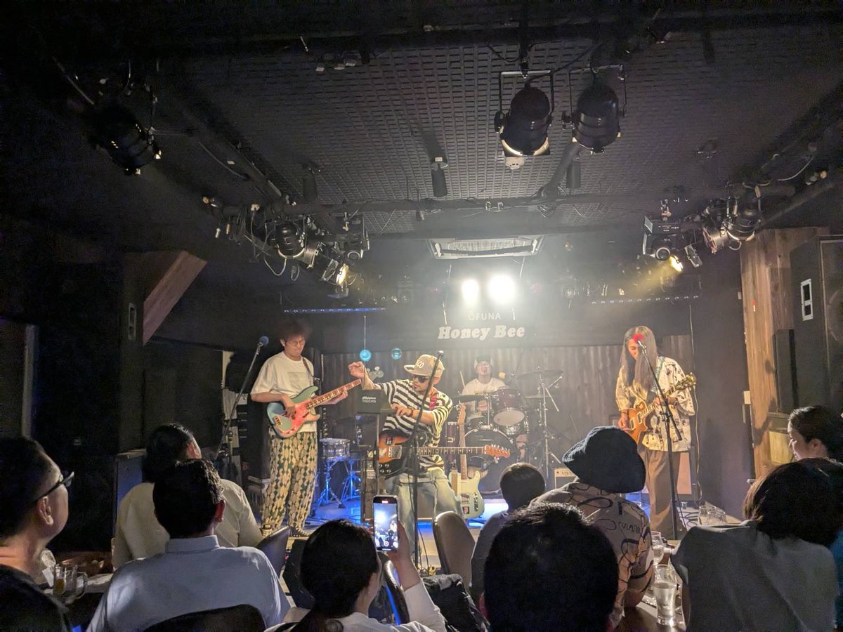thecraterjp's tweet photo. 木曜日の大船HONEY BEE、ありがとうございました😆
とってもハッピーな空間、美しい夜でした🌃アンコールありがとー🕺🏻

次は8/9(土)四谷OUTBREAK🪩
きしぱんのからあげ20kg食べ放題🍗菊

ℹ️🎟️
https://t.co/fLh7ovJSuD

#ザ・クレーター　#鎌倉市  #大船　#honeybee #LIVE https://t.co/7HRklzBqKR