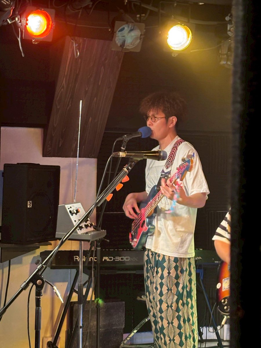 thecraterjp's tweet photo. 木曜日の大船HONEY BEE、ありがとうございました😆
とってもハッピーな空間、美しい夜でした🌃アンコールありがとー🕺🏻

次は8/9(土)四谷OUTBREAK🪩
きしぱんのからあげ20kg食べ放題🍗菊

ℹ️🎟️
https://t.co/fLh7ovJSuD

#ザ・クレーター　#鎌倉市  #大船　#honeybee #LIVE https://t.co/7HRklzBqKR