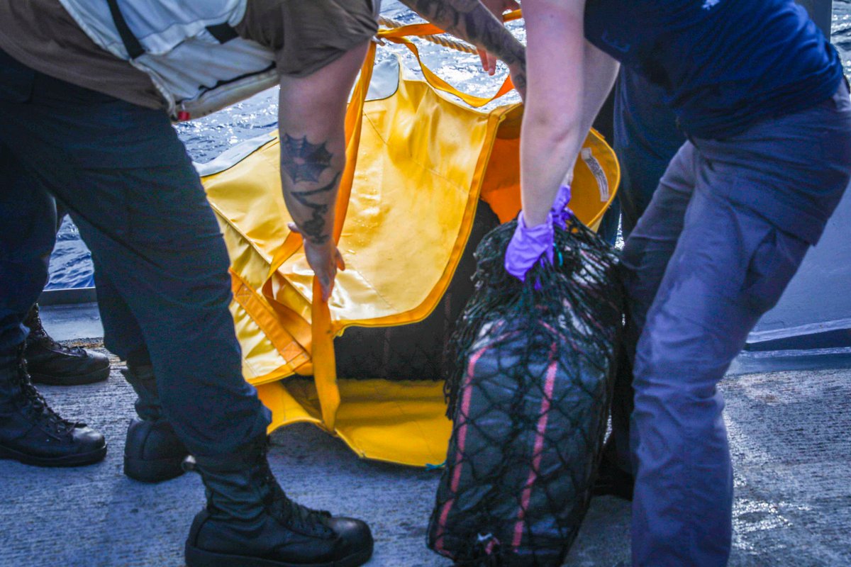 USPacificFleet's tweet image. 📰 NEWS: @USCG, USS Sampson conduct drug interdiction in Eastern Pacific
The team interdicted two suspected drug smugglers, seizing approx. 3,439 lbs. of cocaine in international waters of the Eastern Pacific Ocean, July 10.
Read more👇:
cpf.navy.mil/Newsroom/News/…