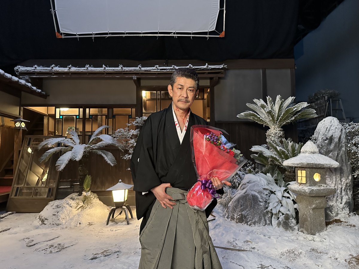 kokuhou_movie's tweet image. 𖡼⊹𑁍 クランクアップ 𑁍⊹𖡼
🪭立花権五郎 役┋永瀬正敏さん
雪降る中で見せてくれた
父の姿は圧巻𓈒❅*
映画『国宝』
大ヒット上映中🎬⸝⋆⸝⋆