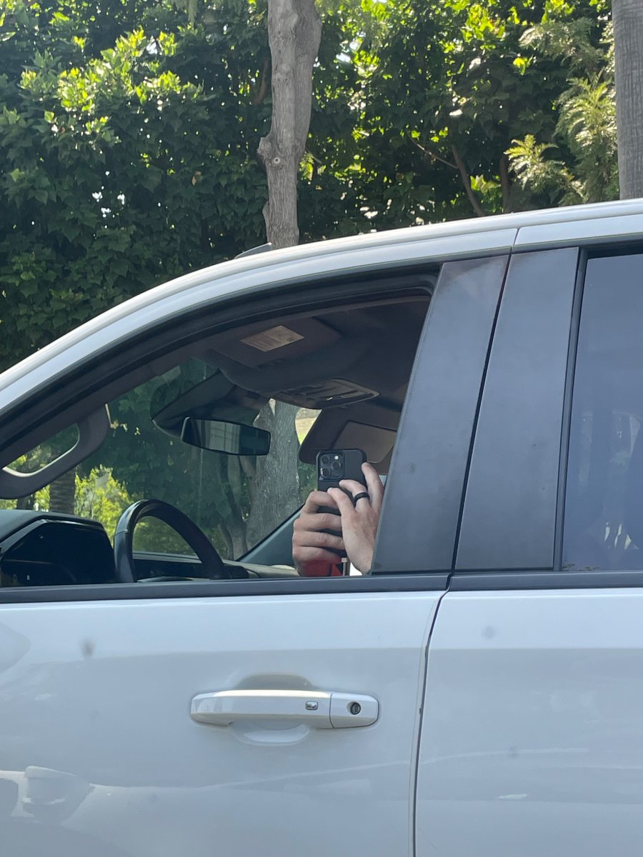 JaimieKrems's tweet image. Me in a Waymo…
…and what happens when people see the Waymo