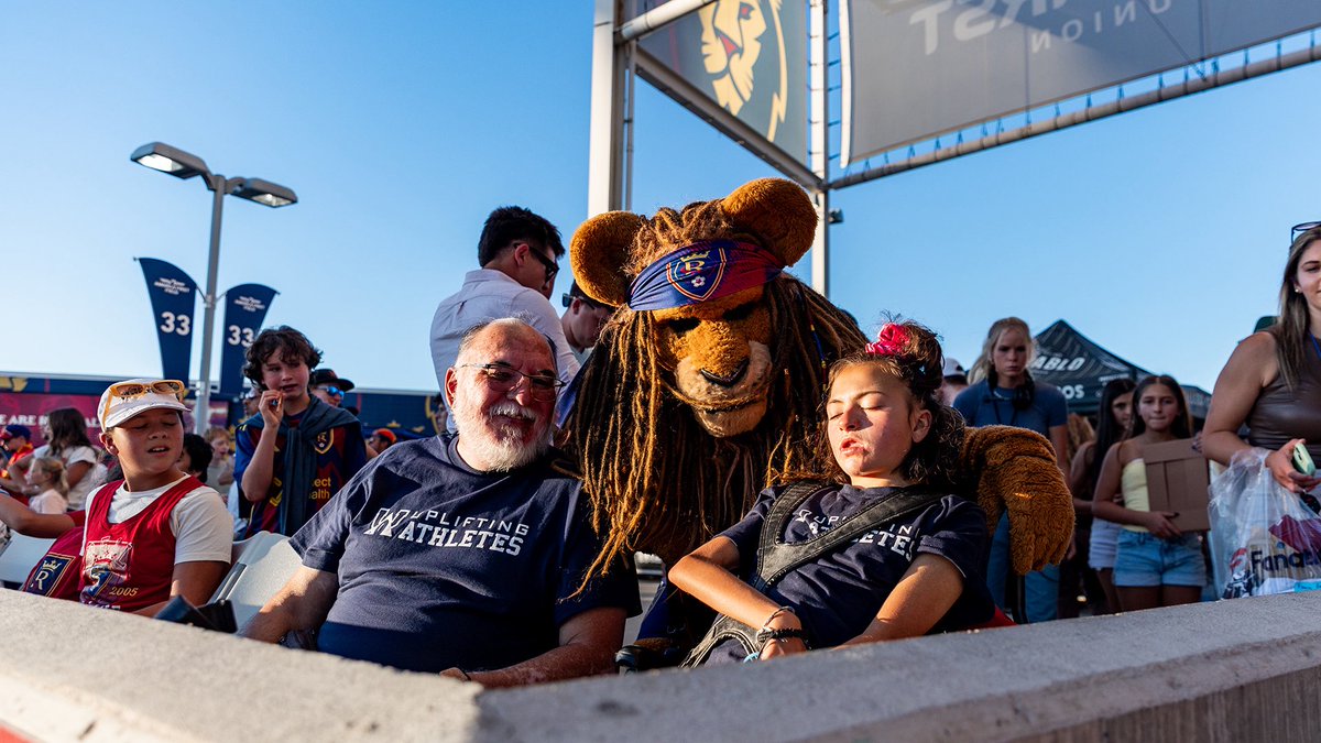 RSLcommunity's tweet image. With the help of @UpliftingAth, Brooke Bushman and her family got a front row seat to a @realsaltlake training session.
We’re grateful to team up with an organization that uses sports to provide unique experiences to families impacted by rare diseases. Special thanks to the…