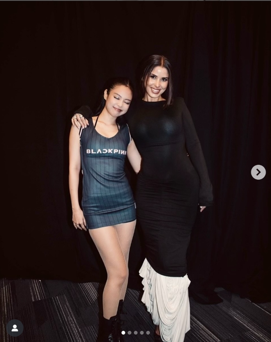 A47537's tweet image. Kari Vetesse, the CEO of @vetesseofficial and also the one we owe this iconic moment to at the #rubyexperience in L.A, just posted and say she was &quot;excited for what’s ahead together.&quot; This means that #JENNIE is going to wear more of her clothes for #DEADLINE
#BLACKPINK_DEADLINE