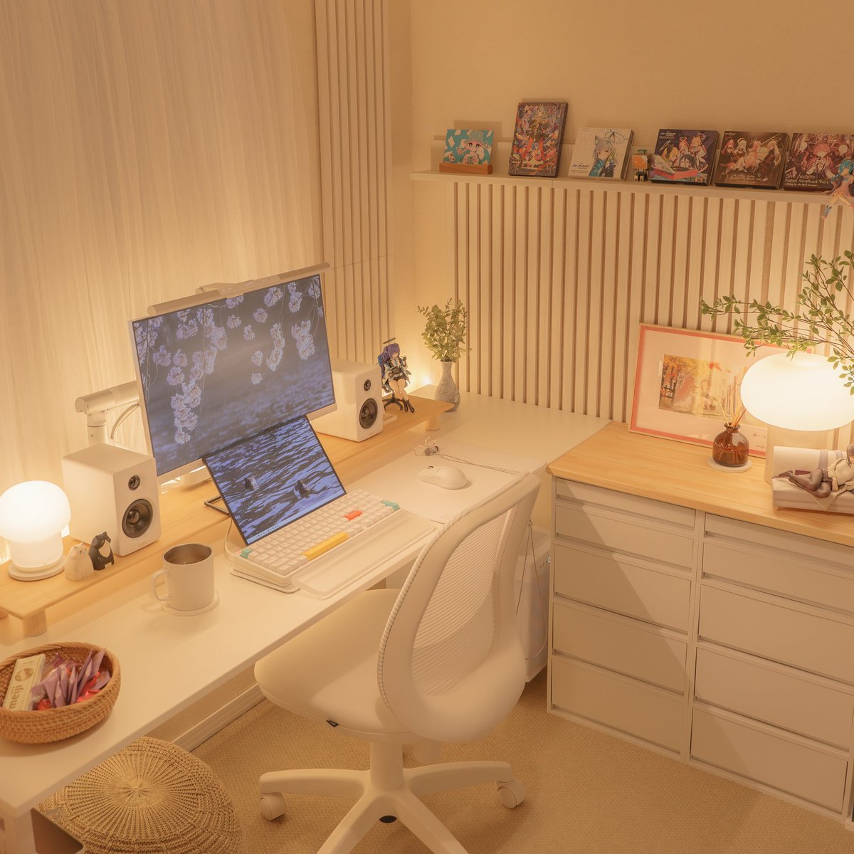 nanac_sushi's tweet image. オタクくんの最近のデスク周り見て✨