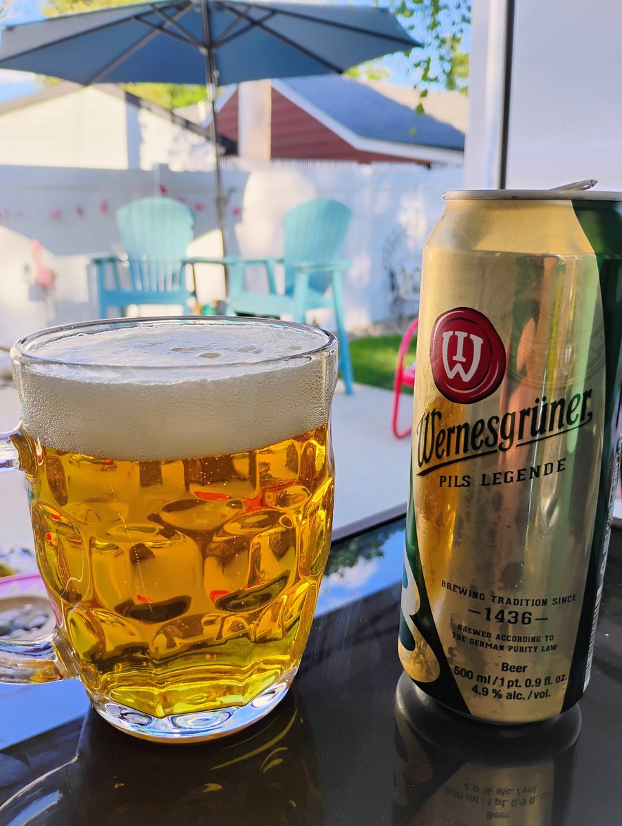 BeerSnobSean's tweet image. The #patioparadise fun continues with this Aldi bought 4.9% pilsner Wernesgruener. 4x500mL cans for the great price of $5.99 🍻 Friday cheers to outdoor beers. #beer #bier #beersky