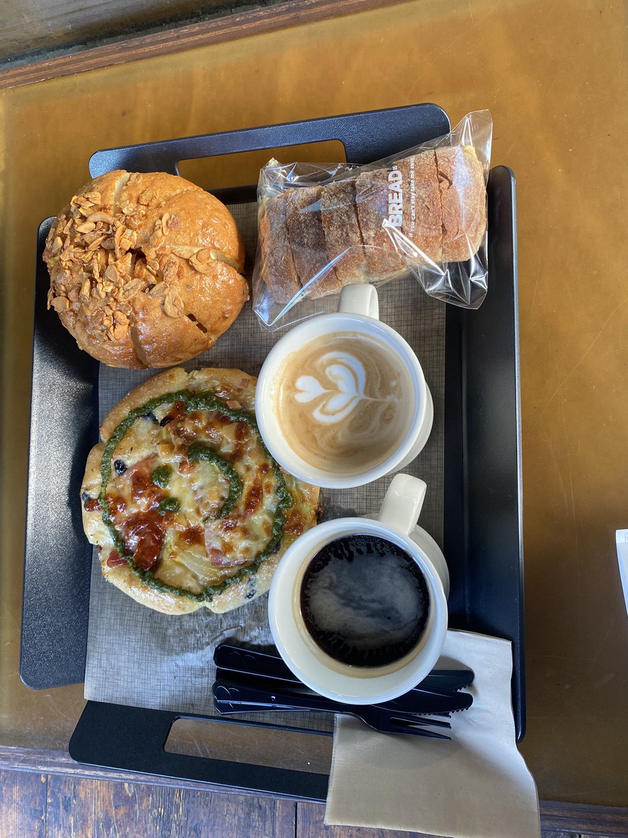 carbontaro's tweet photo. 今週の月曜日は、安国のonionでモーニングしました。
袋に入ってるのはあんバターフランスだった。買ってから気づくという、、
全部一気に食べるの勿体無いので、あんバターフランスは日本に持ち帰ったんだけど、甘さ控えめでしかも2センチ幅にカット済みなので皆でシェアもおすすめです。 https://t.co/xwimbVIeOX