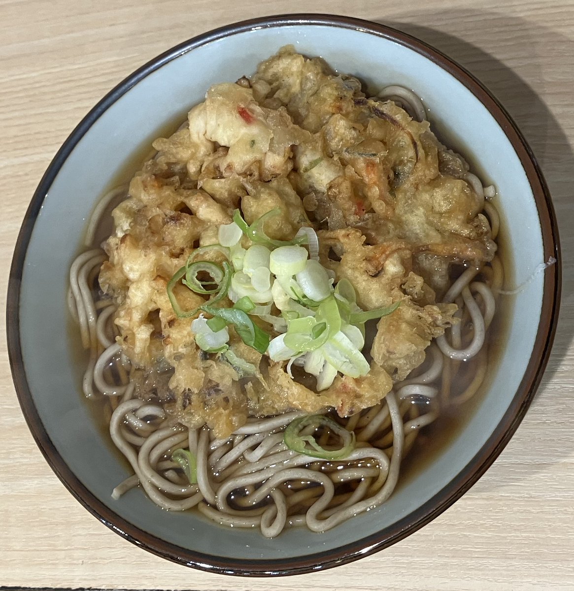 KenNobuy's tweet image. 豊はる
東京都千代田区神田小川町3丁目11
かき揚げそば（380円）
豊はるさんにくるといつもチャーシューそばを食べてしまうのですが今日は初のかき揚げそばを頂きました。おいしかった。土曜も朝7時から満員なんですね！