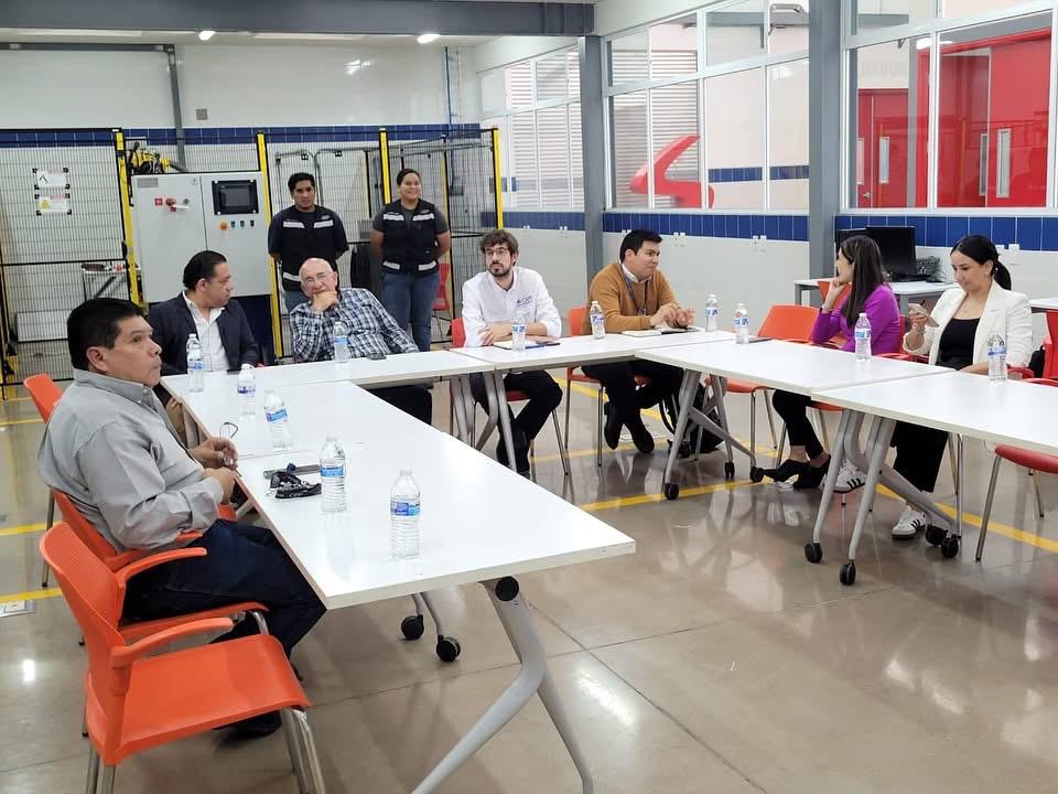 OIM_Mexico's tweet image. 💼📚 En #SanLuisPotosí sostuvimos un encuentro con la @STPSSLP y el Tecnológico Salesiano Carlos Gómez para explorar alianzas que faciliten el acceso de personas en movilidad a talleres formativos, impulsando su desarrollo profesional e inserción laboral.