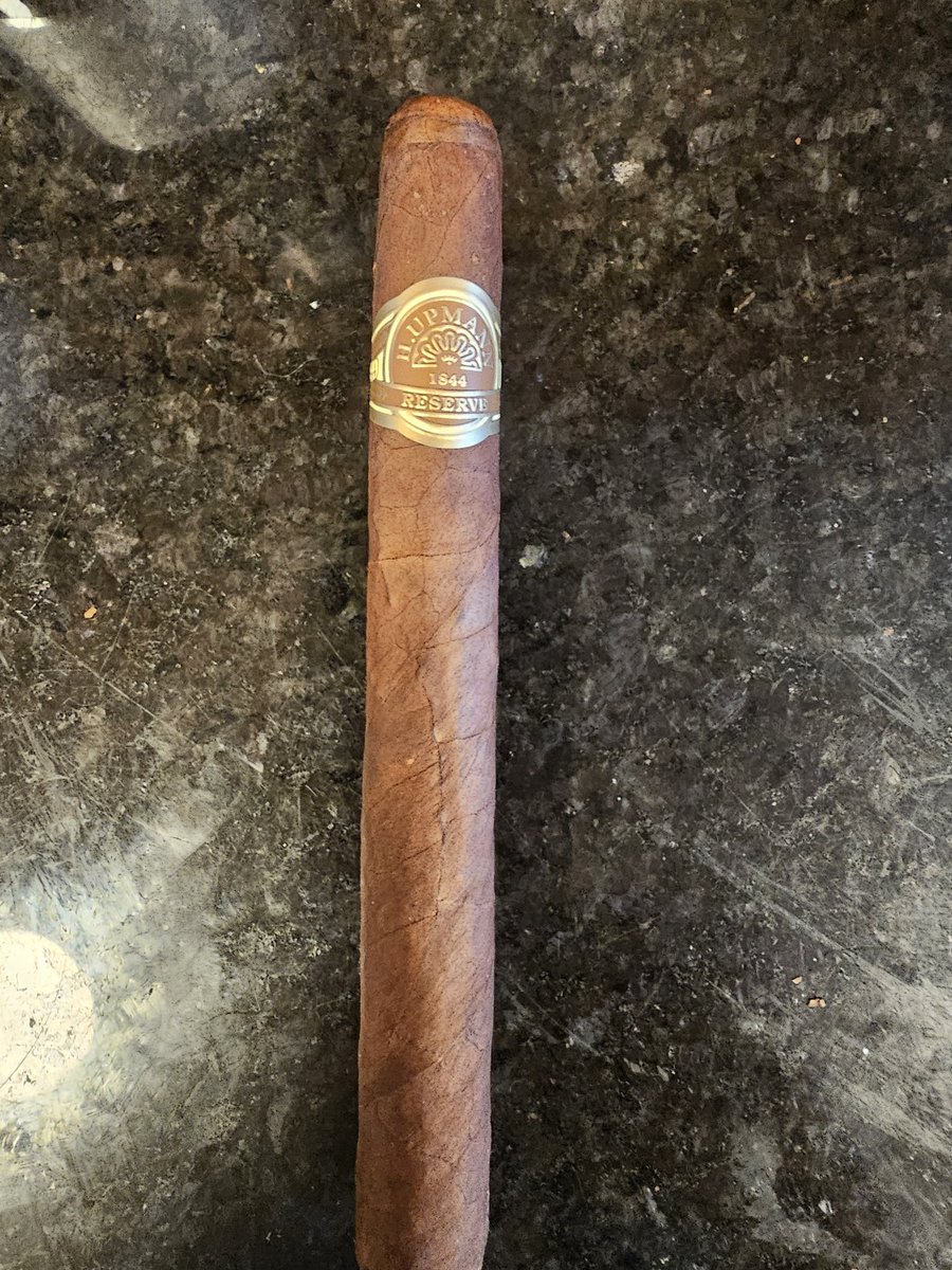 Parsifaler's tweet image. Salmon. Honey-Dijon-Dill Sauce. Saffron Risotto. Blistered Asparagus. 2022 Belle Glos Oeil de Perdrix.
H Upmann 1844 Reserve Churchill.