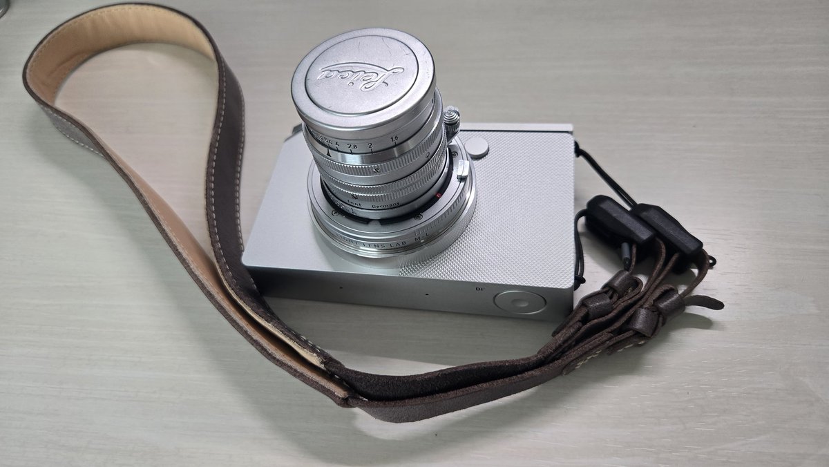 Orifusa's tweet photo. SIGMA BFのドレスアップ、納得のいくところに到達した気がする。
レンズはSummarit 50mm、BFTAPプレートにfalcamマグリンクを付けて、ロベルのLeon CSストラップをあしらった。この@yuki_phtさんのプレートのおかげで綺麗に二点釣り出来るのは本当に助かる!
#BFTAP https://t.co/O9643OyZBH