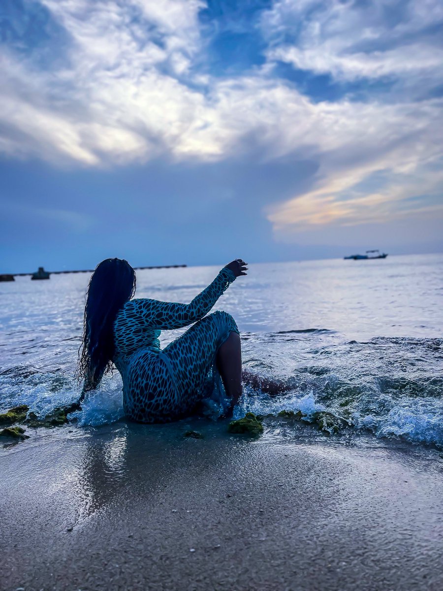 Ya hair smell like the tropics ya body look nice 🥳🥥🌴🍍🌊