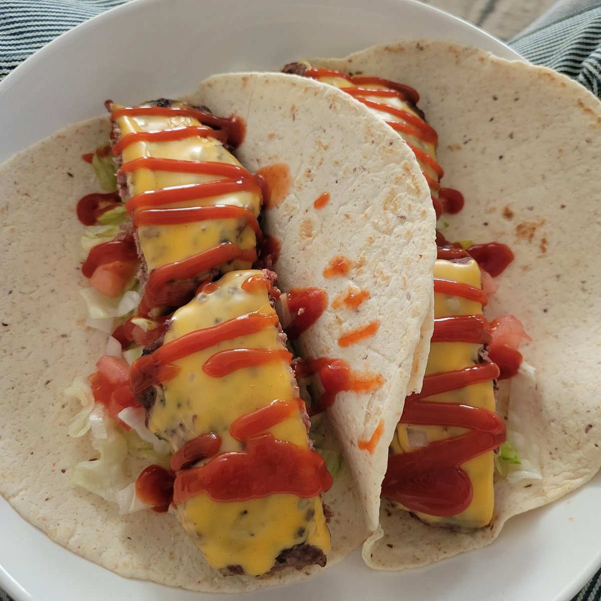 SamanthaRedeemd's tweet image. I give you... American tacos 🇺🇸 
Aka cheese burger tacos