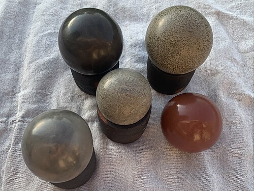 DanchiDays's tweet image. Snowballs are cool, but what about MUDballs (dorodango)?! Just combine dirt and water. You can even polish and make it shine like a bowling ball!
Try making one in Danchi Days!☺️
~Hoshino 🌻