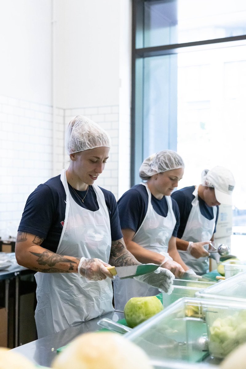 OldGloryDC's tweet image. Our GM Robyn Remick joined the U.S. Women’s Eagles at DC Central Kitchen on Wednesday — giving back to the DC community ahead of tomorrow’s Doubleheader at Audi Field. Kickoff at 2PM — don’t miss it! 🇺🇸🏉
@USARugby