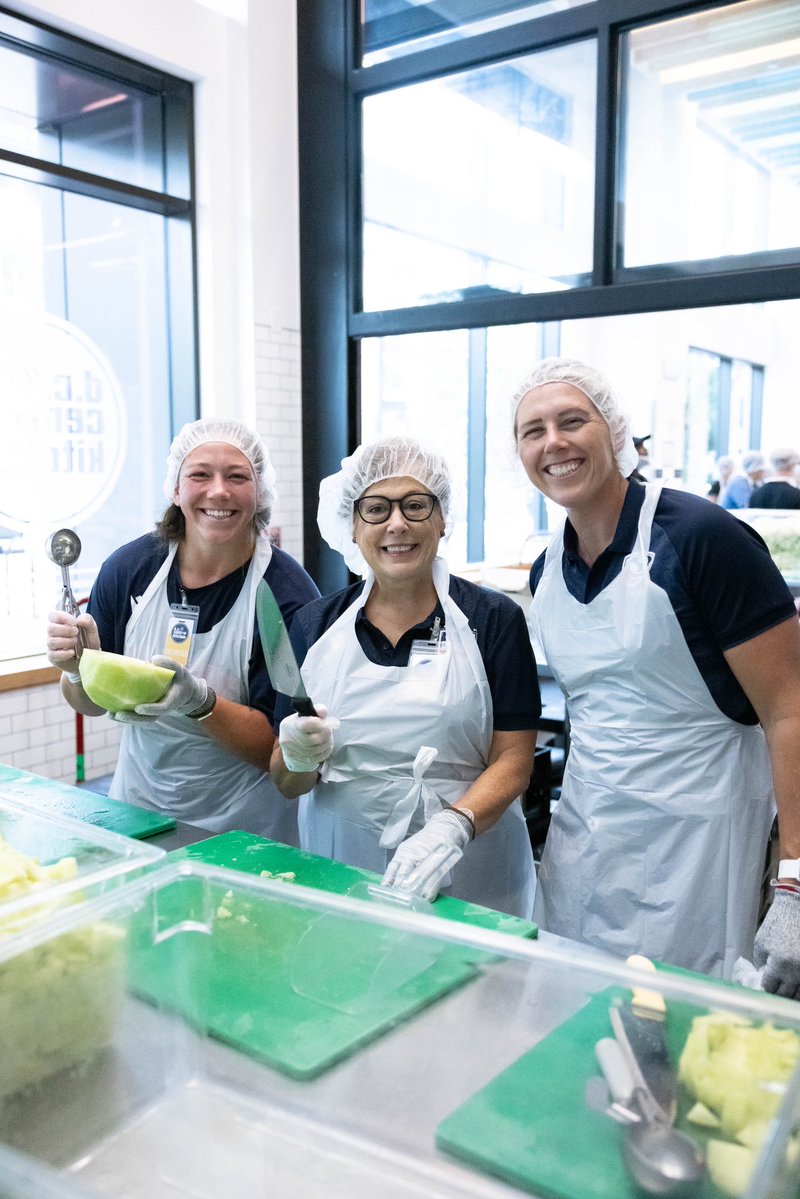 OldGloryDC's tweet image. Our GM Robyn Remick joined the U.S. Women’s Eagles at DC Central Kitchen on Wednesday — giving back to the DC community ahead of tomorrow’s Doubleheader at Audi Field. Kickoff at 2PM — don’t miss it! 🇺🇸🏉
@USARugby