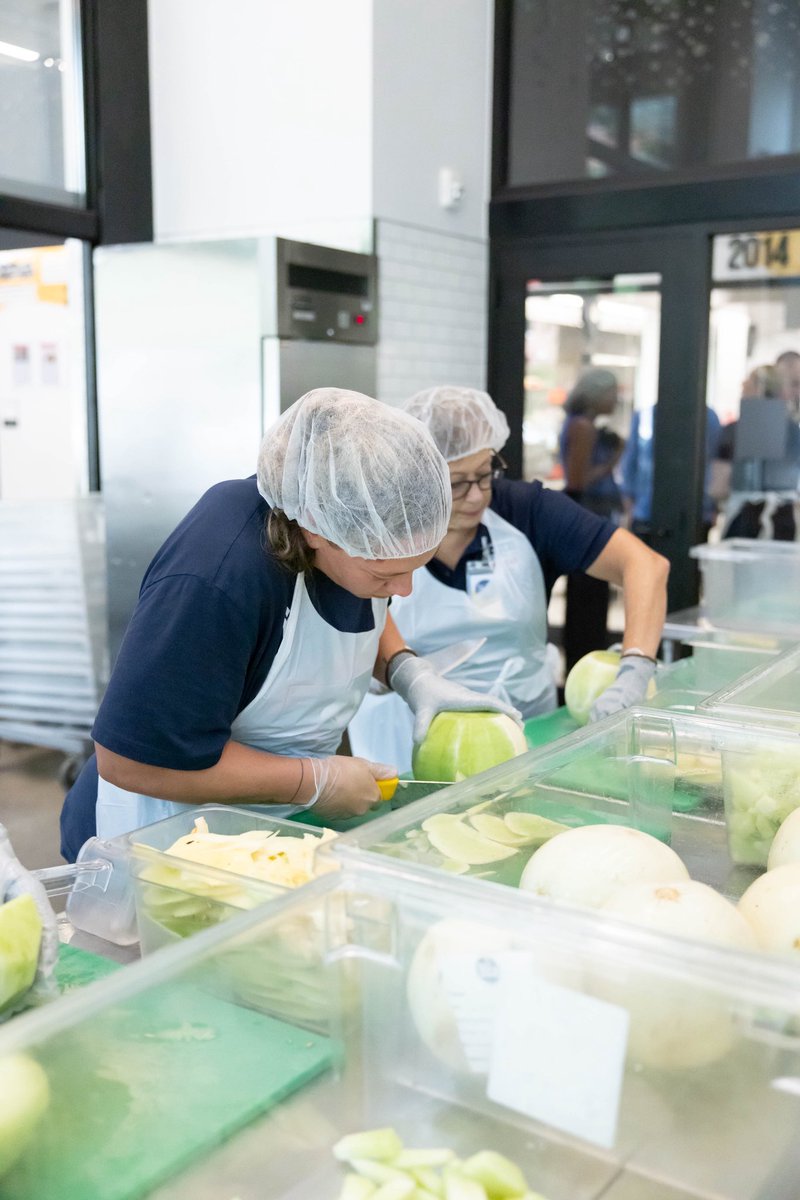 OldGloryDC's tweet image. Our GM Robyn Remick joined the U.S. Women’s Eagles at DC Central Kitchen on Wednesday — giving back to the DC community ahead of tomorrow’s Doubleheader at Audi Field. Kickoff at 2PM — don’t miss it! 🇺🇸🏉
@USARugby