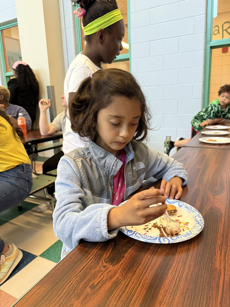 MsRsSpeechRoom's tweet image. Our Elementary ESY chefs were back in the kitchen this week with a new recipe! Cookie sandwiches had our students using their communication skills to make choices, their sequencing skills to follow a recipe and their fine motor skills to build their cookies! @RCSDNYS @RCSDELO