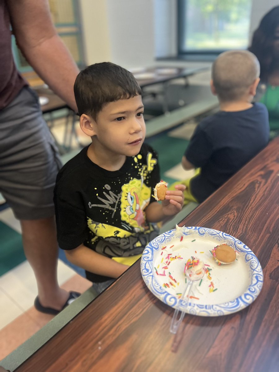 MsRsSpeechRoom's tweet image. Our Elementary ESY chefs were back in the kitchen this week with a new recipe! Cookie sandwiches had our students using their communication skills to make choices, their sequencing skills to follow a recipe and their fine motor skills to build their cookies! @RCSDNYS @RCSDELO