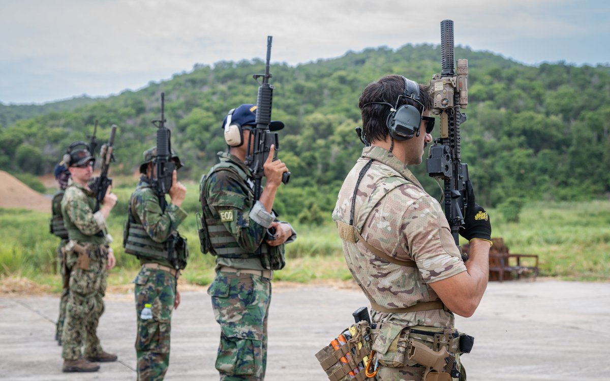 USPacificFleet's tweet image. 💥 #LiveFireFriday around the #USPacificFleet! ⚓🇺🇸
@USNavy & Royal Thai Navy EOD members conduct range training during CARAT Thailand 2025, and the USS Theodore Roosevelt & USS Abraham Lincoln conduct live-fire exercises in the Pacific Ocean.
#Warfighting #Lethality