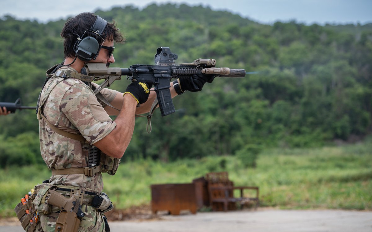 USPacificFleet's tweet image. 💥 #LiveFireFriday around the #USPacificFleet! ⚓🇺🇸
@USNavy & Royal Thai Navy EOD members conduct range training during CARAT Thailand 2025, and the USS Theodore Roosevelt & USS Abraham Lincoln conduct live-fire exercises in the Pacific Ocean.
#Warfighting #Lethality